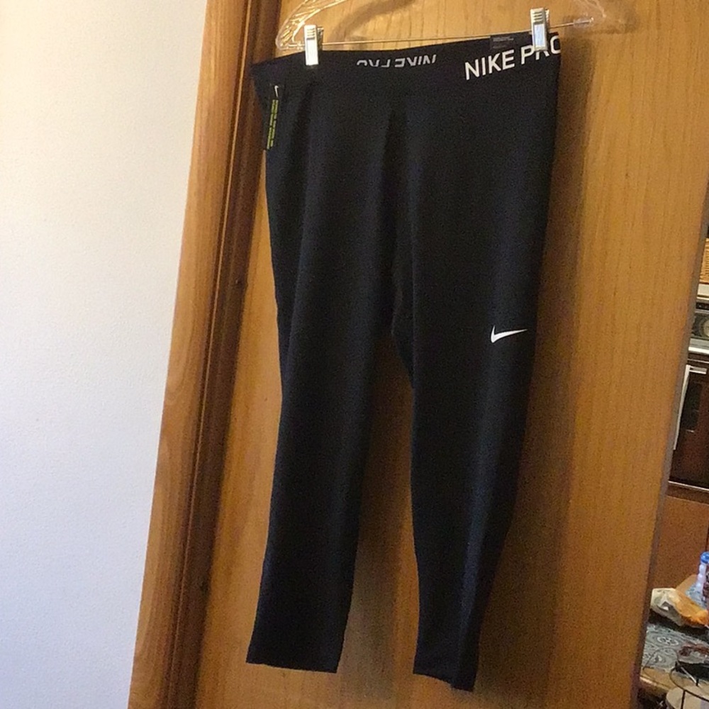 Nike Pro capri trainers